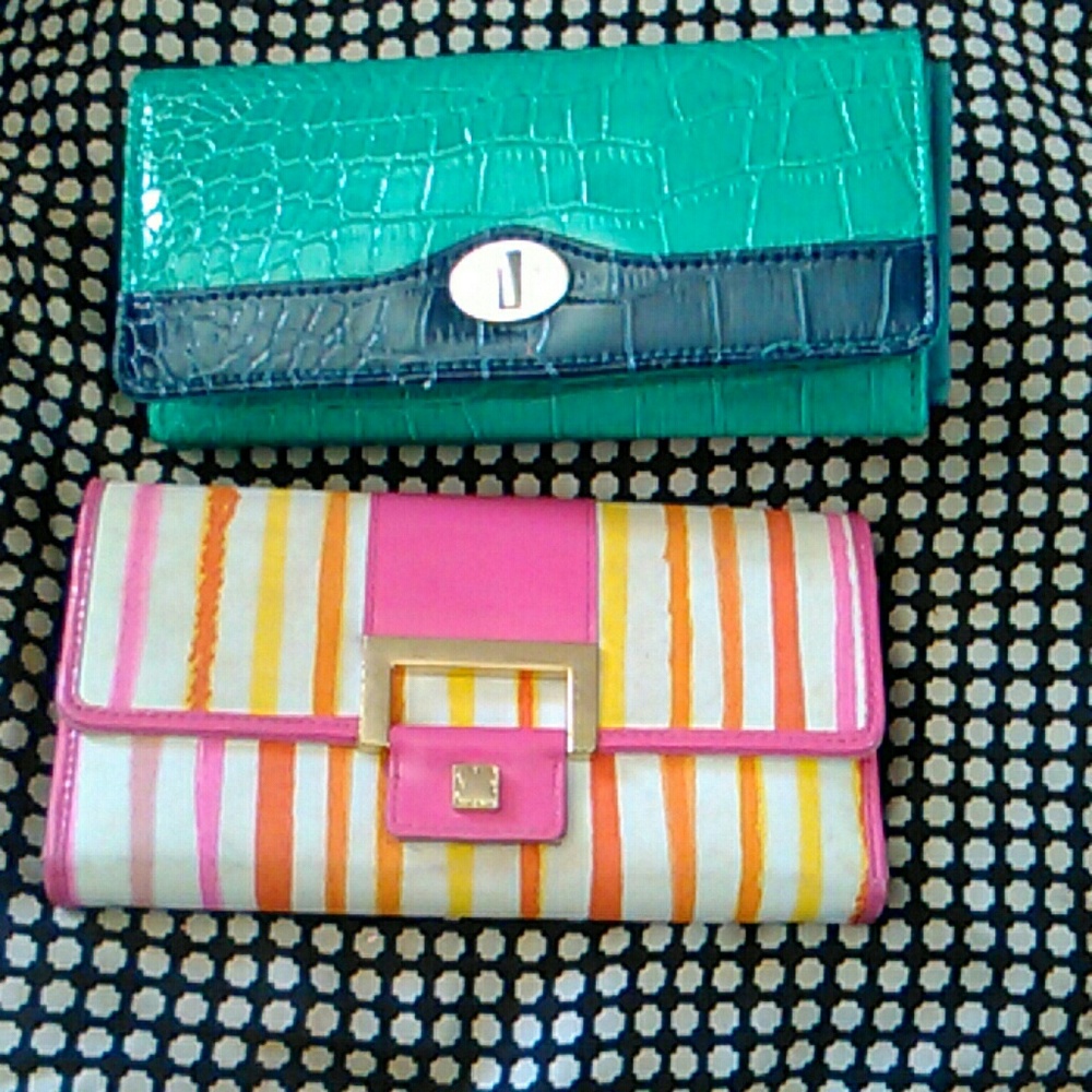 2 large trifold wallets